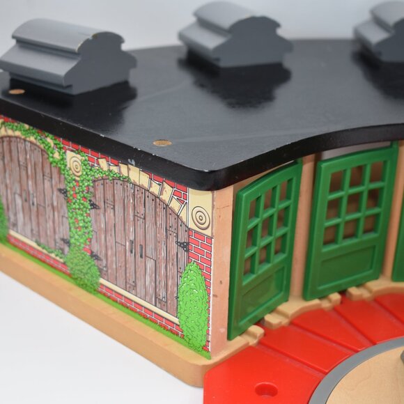 Roundhouse Train Shed w/ 5 Way Switch Track Thomas & Friend Wooden Railway 2004 - Picture 3 of 10